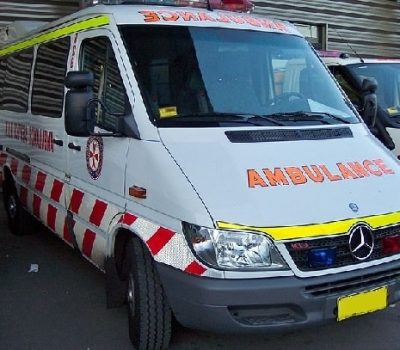 800px-2003_Mercedes_Benz_Sprinter_ambulance_(5350154021)